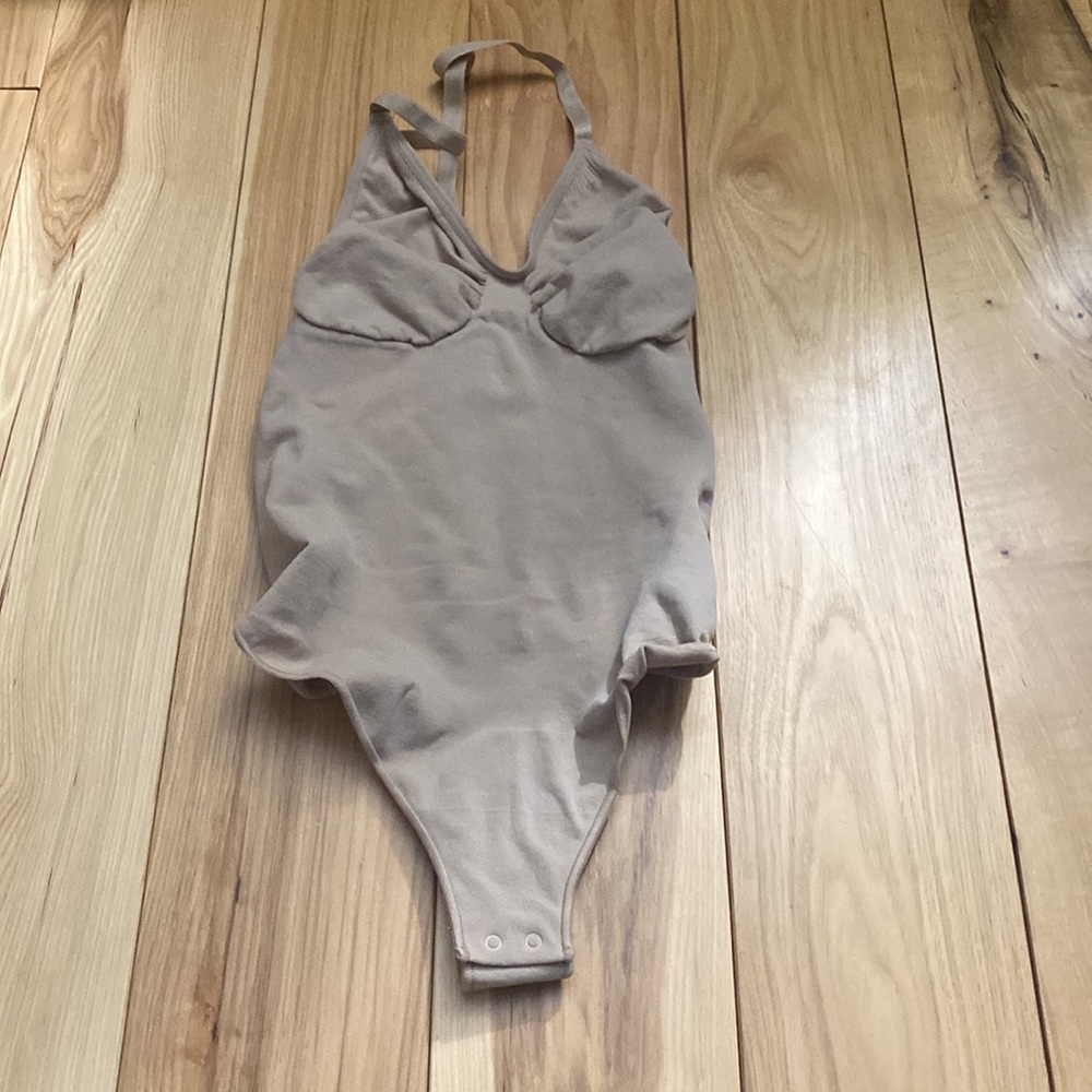 SKIMS SEAMLESS SCULPT THONG BODYSUIT - Picture 2 of 4